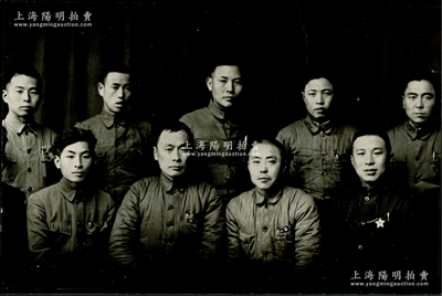 1938年1月“閩北、閩東、閩西、閩浙贛等游擊區(qū)領(lǐng)導(dǎo)人在南昌新四軍軍部合影”照片1張，尺寸188×124mm，其前排左起為葉飛、陳毅、項英、黃道，背面有鉛筆批注，且有“1952年陳毅同志重新沖洗此照，贈與我珍藏，以記之”等語，保存甚佳，敬請預(yù)覽