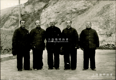 抗戰時期“延安五老”合影老照片1張，尺寸為290×200mm，左起人物為朱德、董必武、林伯渠、吳玉章、謝覺哉，屬新華社翻印之新聞照；其原照乃1942年攝于南泥灣，時朱德即興寫了《游南泥灣》一詩，詩中有“輕車出延安，共載有五老”等句，極富時代之記憶；保存甚佳，配有鏡框，敬請預覽