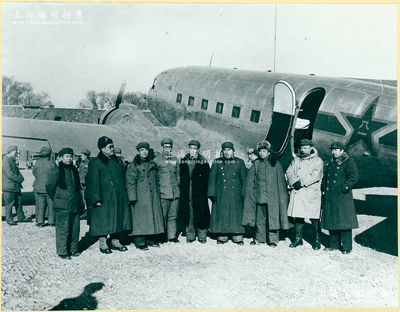 1949年12月“開國將帥在飛機前合影”大型歷史老照片1張，尺寸397×303mm，時聶帥陪同朱老總去機場迎接前來北京開會的彭總，內中人物包括朱德、彭德懷、劉伯承、聶榮臻、高崗、劉亞樓等開國將帥，屬早期新華社印行之新聞照，極富時代之記憶；保存甚佳，張貼于大型檔案卡紙上，敬請預覽