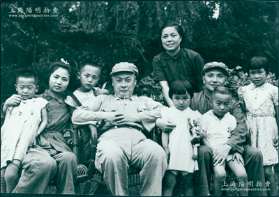 解放初期“陳毅元帥夫婦、鄧小平夫婦與孩子們合影”大型歷史老照片1張，尺寸413×290mm，屬早期新華社印行之新聞照，極富時代之記憶；保存甚佳，敬請預覽