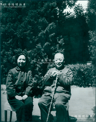 “陳毅元帥和夫人張茜合影”大型歷史老照片1張，尺寸306×398mm，約攝于晚年之時，屬早期新華社印行之新聞照，極富時代之記憶；保存甚佳，敬請預覽