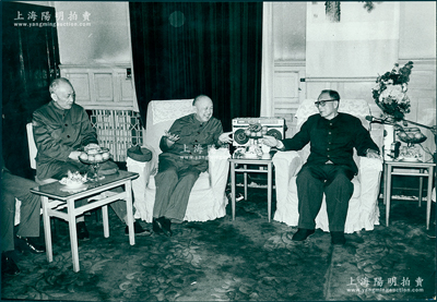 1983年2月10日“聶榮臻元帥與著名科學家錢學森、朱光亞親切交談”大型歷史老照片1張，尺寸443×300mm，昔年正是在聶帥的全力支持下，中國研制成功“兩彈一星”，標志著國防科技事業取得突破性成就；是項新華社印行之新聞照，極富時代之記憶；保存甚佳，敬請預覽