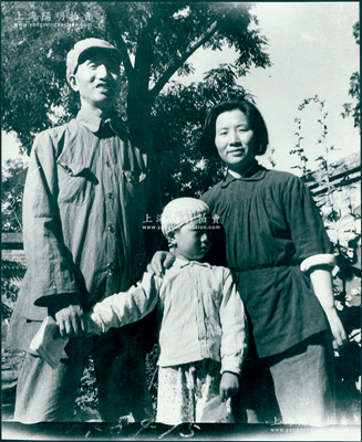 解放初期“徐向前元帥一家三口”大型歷史老照片1張，尺寸309×480mm，屬早期新華社印行之新聞照，極富時代之記憶；保存甚佳，敬請預覽