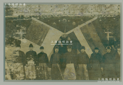 北洋政府時期“交通銀行”歷史老照片1張，尺寸約190×135mm，從其上人物衣著分析，似為張家口或庫倫等地塞外分行所攝，且背景雙旗分別為古錢狀行徽和北洋政府五色國旗，值得研究和探索；罕見，保存尚可，配有木質鏡框，敬請預覽