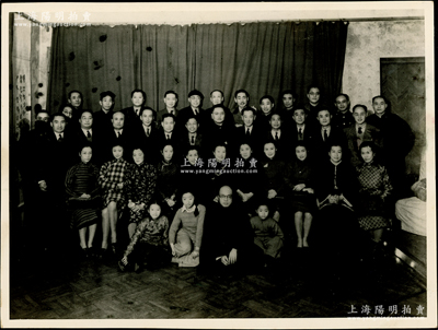 1949年10月1日“上海文藝戲曲界于國慶節合影”歷史老照片1張，尺寸198mm×148mm，其上人物包括白楊、周信芳（京劇大師）等；保存甚佳，敬請預覽