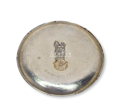 1937年駐上海英軍北蘭開斯特郡步兵團（Loyal North Lancashire Regiment）紀念銀碟1個，直徑94mm，上有獅子立皇冠標志和“Shanghai 1937”字樣，或曾見證“淞滬會戰”；源于海外遺存，品相一流，敬請預覽