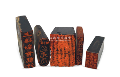 清代至解放初期金融業(yè)圖章共5方不同，其中4枚屬牛角質(zhì)、1枚木質(zhì)，內(nèi)含：清代北京“（報子街）乾元局”章、古文章各1枚，民國“上海勸業(yè)銀行”、“暫作臨時收條”章各1枚，解放初期“中國人民銀行震澤縣支行第二出線代辦所”章1枚；保存較佳，敬請預覽