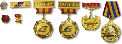 新中國(guó)各類獎(jiǎng)?wù)?、證章共8枚，詳分：1989年中央軍委贈(zèng)“首都衛(wèi)士”獎(jiǎng)?wù)?枚、“首都衛(wèi)士紀(jì)念章”1枚；中鐵十七局集團(tuán)有限公司“先進(jìn)生產(chǎn)工作者”獎(jiǎng)?wù)?枚；2006年鐵道部“青藏鐵路通車紀(jì)念章”1枚；毛主席像佩章、共青團(tuán)、少先隊(duì)章各1枚；胡俊良先生藏品，保存甚佳，敬請(qǐng)預(yù)覽