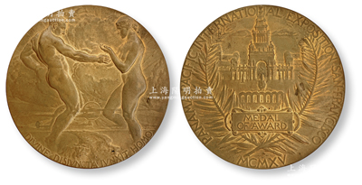 1915年（美國）巴拿馬太平洋萬國博覽會（即舊金山世博會）大型“銅質獎章”（Medal of Award，又稱銅質大獎章）1枚，直徑70mm，原銅質鍍金，正面為一對漫步海上的男女，下面一行拉丁文，意為“兩岸之間的神圣聯盟”，背面為博覽會中心建筑寶石大廈；源于海外回流，少見且附帶原盒，原始包漿，品相極佳，敬請預覽