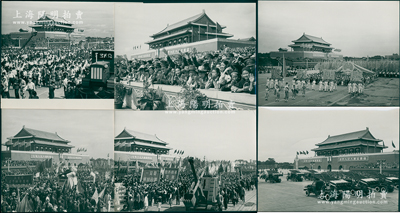 1950年天安門大型老照片一組共20張不同，尺寸均約200×151mm，均屬慶祝國慶一周年之閱兵及游行老照片；保存甚佳，敬請預覽